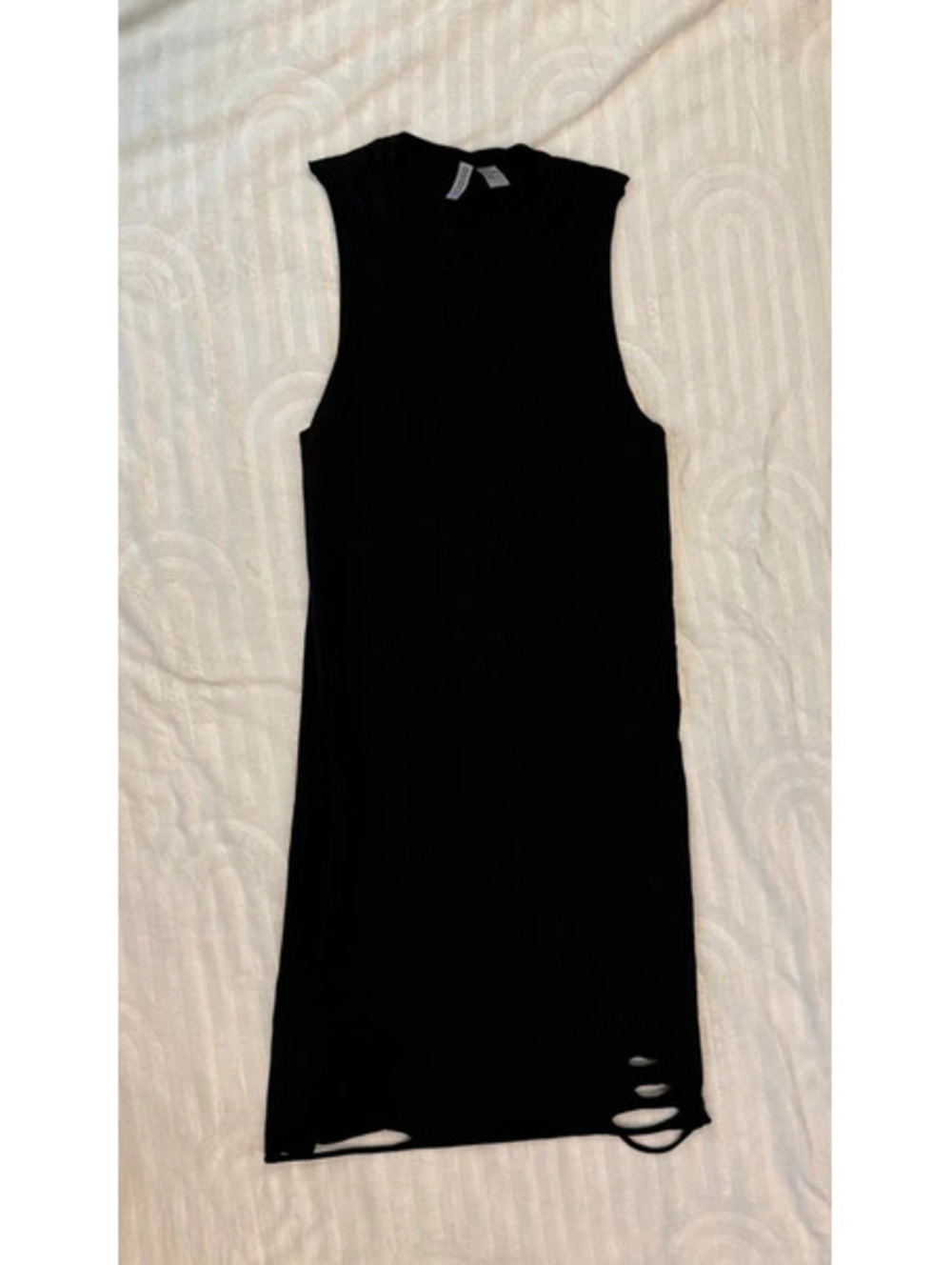 Vestido Ajustado con Detalle Roto/Destroyed